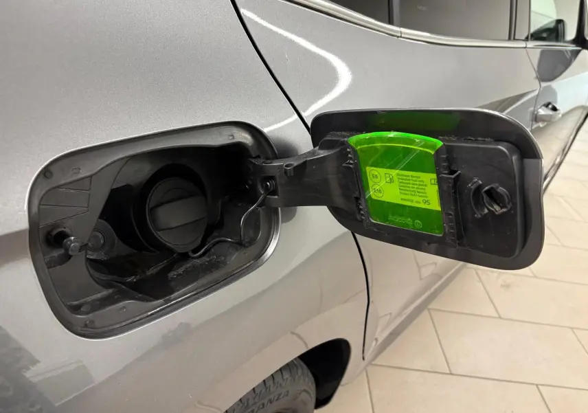 Gros plan sur la trappe à carburant ouverte côté gauche d’une Skoda Fabia 2023 gris graphite métallisé.
