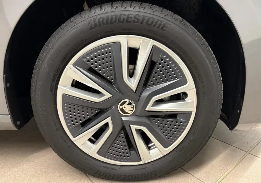 Gros plan sur la roue avant gauche de la Skoda Fabia 2023 gris graphite avec jante alliage au design moderne.