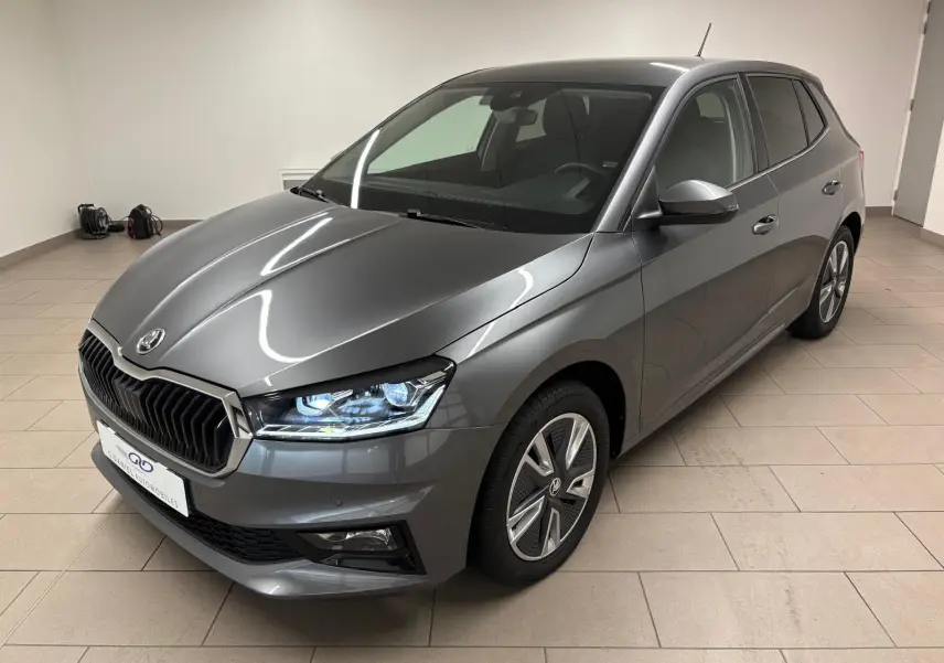 Skoda Fabia 2023 gris graphite métallisé vue 3/4 avant droit avec phares LED et jantes alliage distinctives.