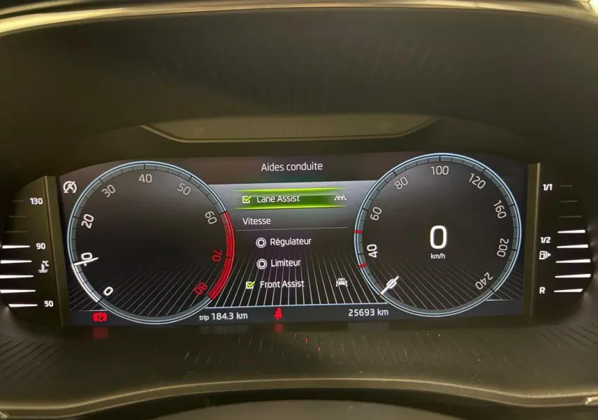 Tableau de bord numérique de la Skoda Fabia 2023 affichant les aides à la conduite et la vitesse à 0 km/h.