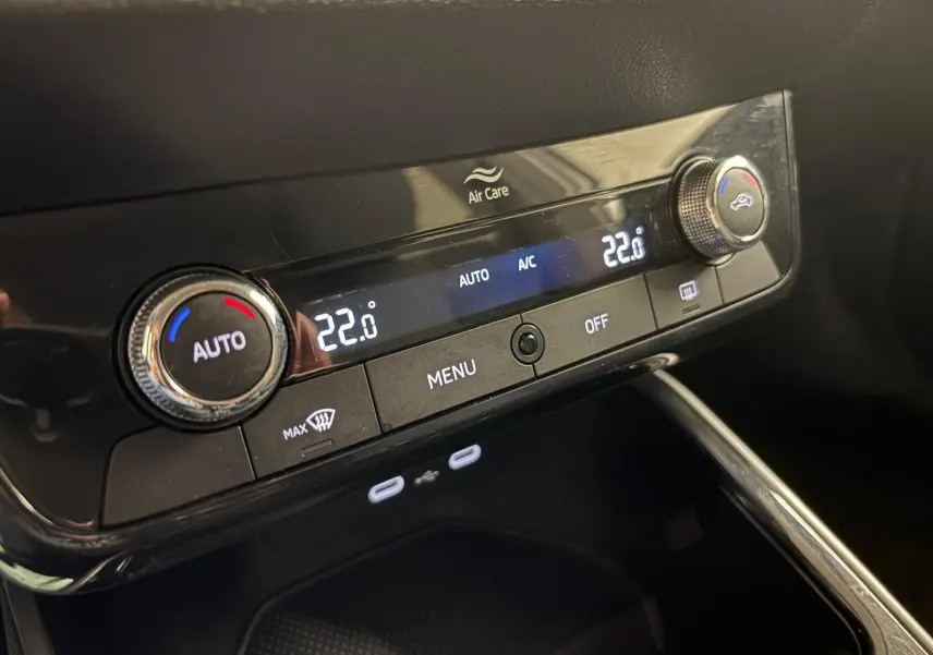 Détail du tableau de bord de la Skoda Fabia 2023, affichage digital de la climatisation à 22°C en mode automatique.