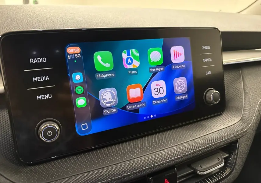 Écran tactile central de la Skoda Fabia 2023 avec interface Apple CarPlay affichée, vue de face en intérieur.
