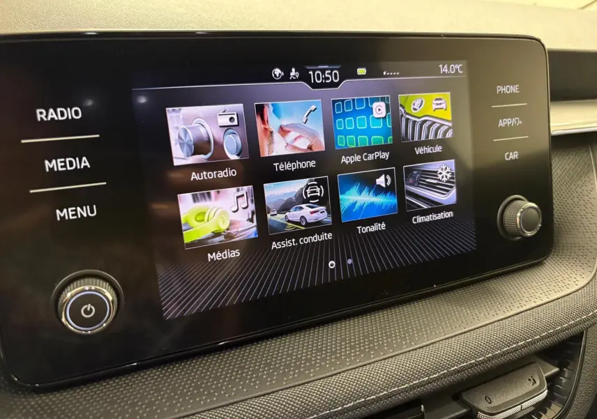 Écran tactile central du tableau de bord de la Skoda Fabia 2023 affichant les options multimédia et connectivité.