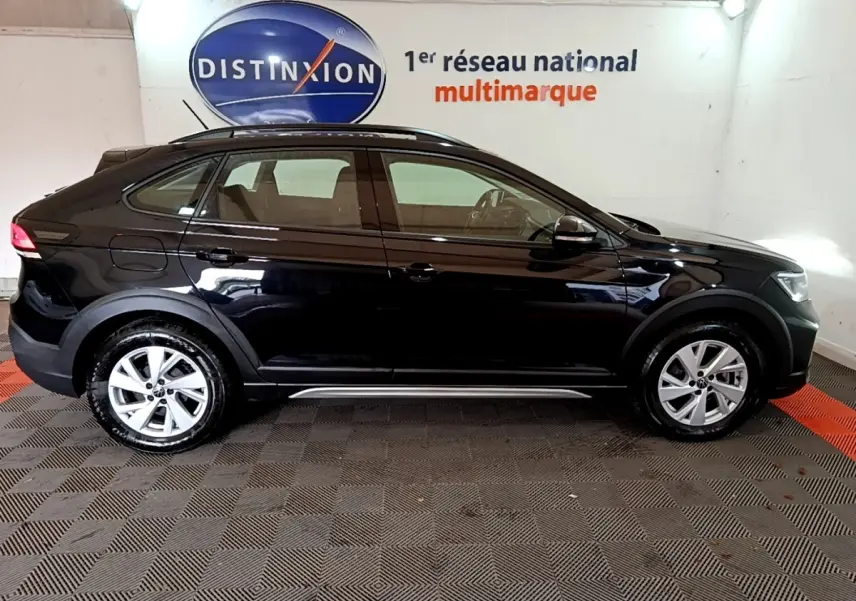 Profil droit du Volkswagen Taigo noir 2023, mettant en valeur ses lignes fluides et ses jantes argentées.
