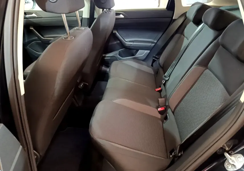 Vue intérieure des sièges arrière noirs du Volkswagen Taigo 1.0 TSI 95 Life, banquette 3 places avec ceintures visibles.