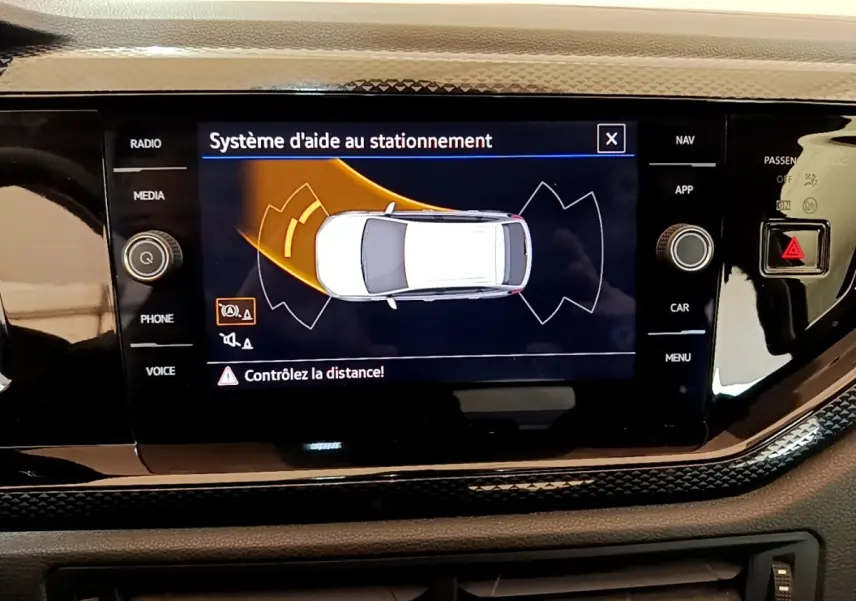 Écran tactile central du tableau de bord du Volkswagen Taigo 2023 montrant le système d'aide au stationnement.