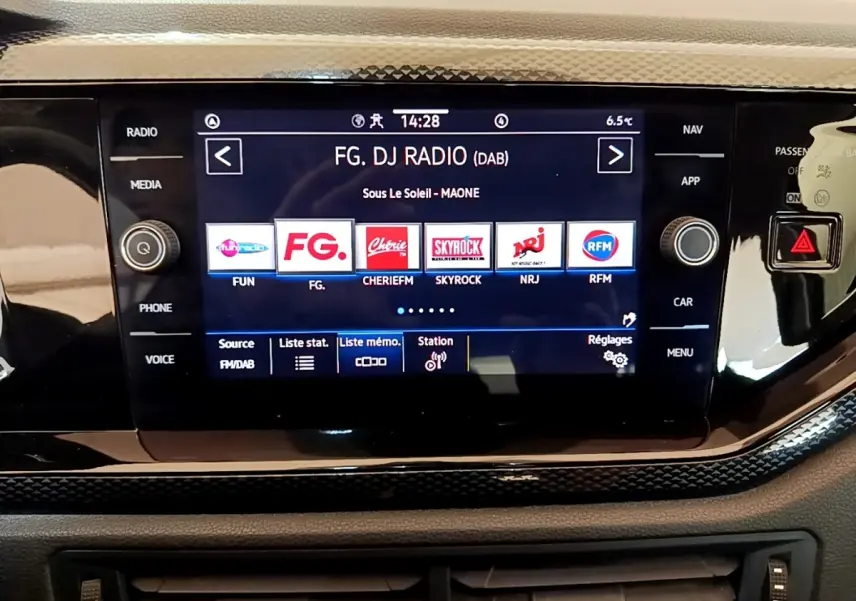 Écran tactile central du tableau de bord du Volkswagen Taigo noir, affichant les stations radio numériques.