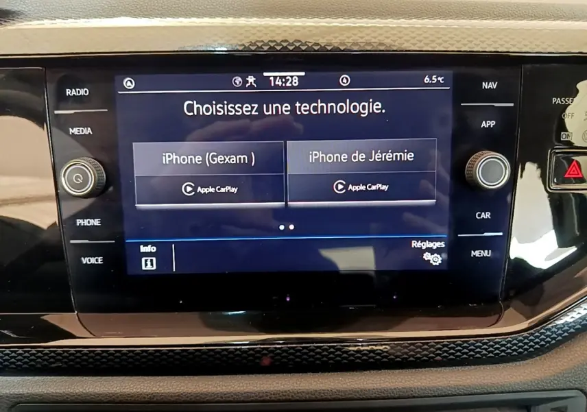 Écran tactile central du tableau de bord du Volkswagen Taigo 1.0 TSI 95 Life affichant options Apple CarPlay.