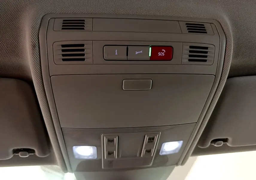 Plafonnier intérieur avec commandes SOS et éclairages LED allumés dans un Volkswagen Taigo noir, vue de dessous.