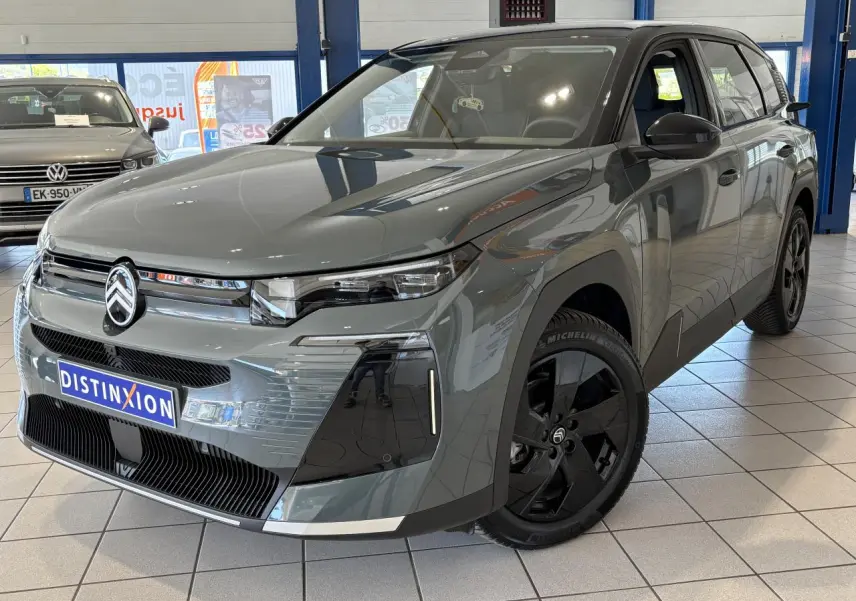 Citroën C5 Aircross 2026 vert vue 3/4 avant droit en showroom avec jantes noires et calandre distinctive.