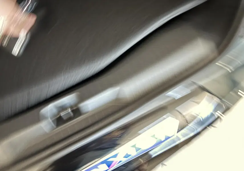 Détail flou du seuil de porte intérieur avec logo Citroën sur un véhicule vert.