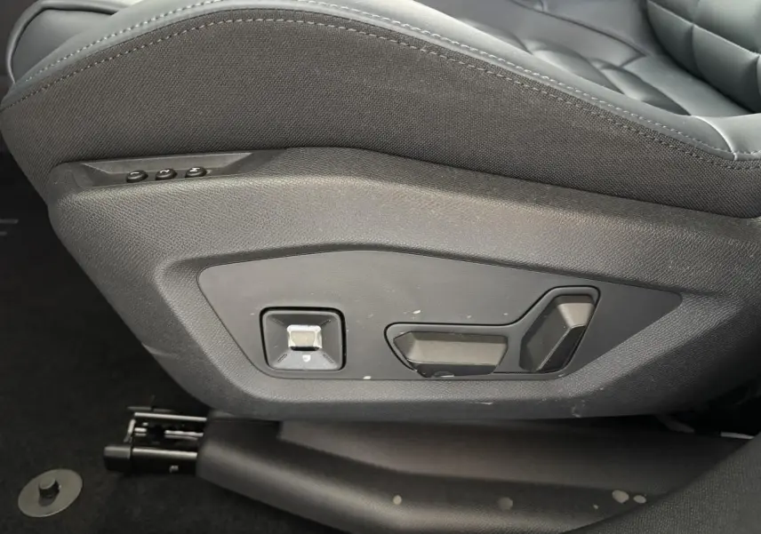 Détail des commandes électriques de réglage du siège avant en tissu noir du Citroën C5 Aircross 2026.