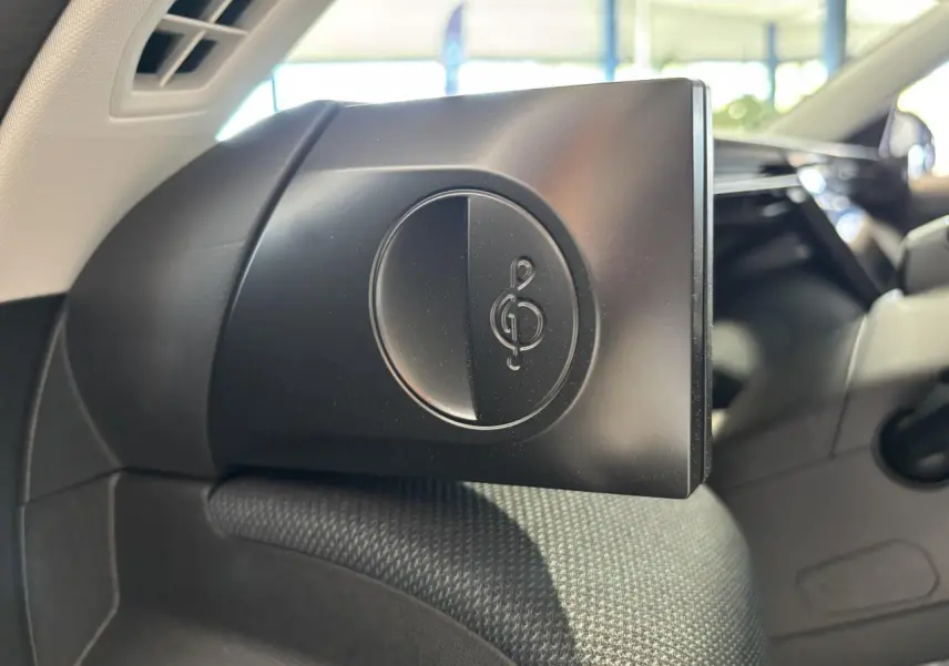 Détail intérieur du bouton de réglage audio noir dans le tableau de bord du Citroën C5 Aircross 2026.