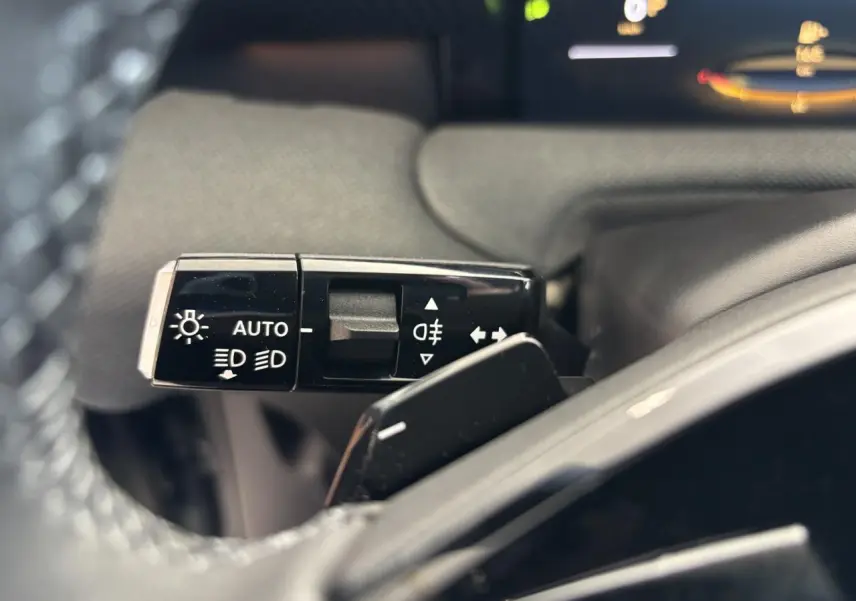 Gros plan sur la commande des feux au volant d'une Citroën C5 Aircross 2026, intérieur noir et gris.