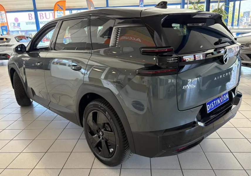 Vue 3/4 arrière droite du Citroën C5 Aircross vert métallisé avec jantes alliage noires et feux arrière LED 3D.