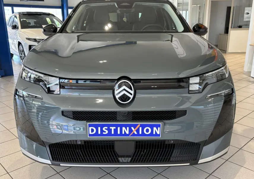 Vue avant d'un Citroën C5 Aircross vert métallisé avec calandre noir brillant et logo central distinctif.