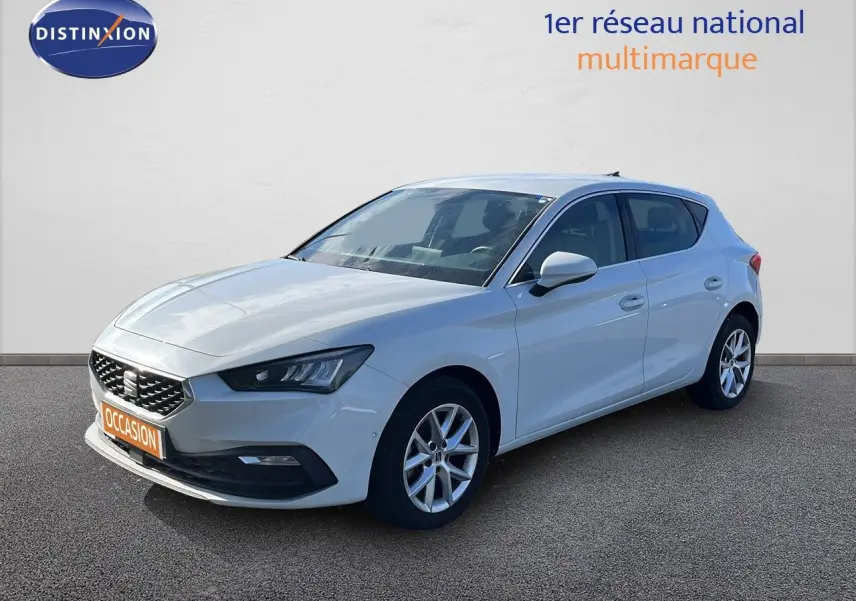 SEAT Leon 2.0 TDI blanc neige vue 3/4 avant droit avec jantes alliage et calandre distinctive.