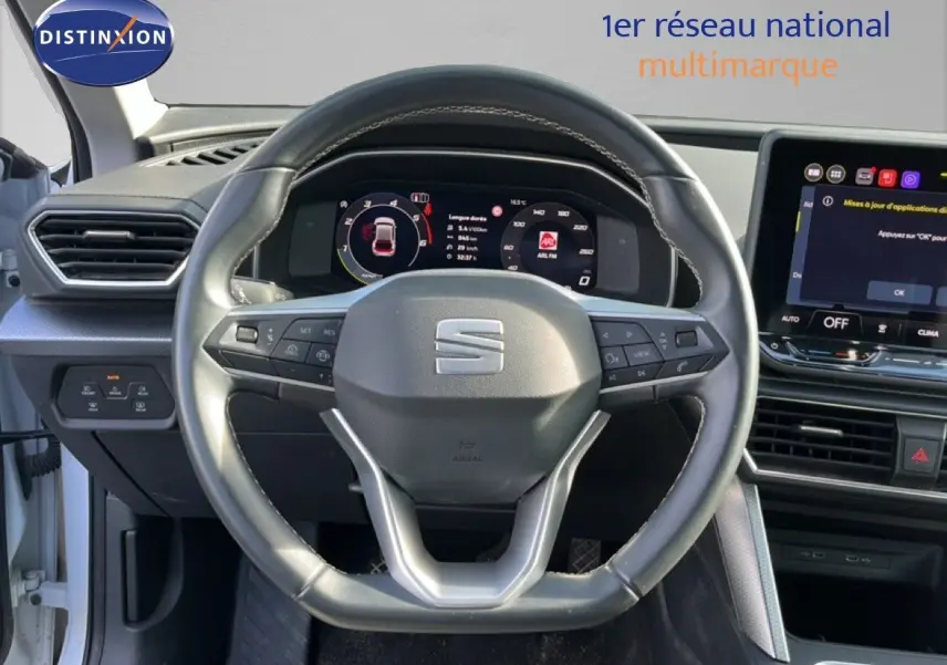 Vue intérieure centrée sur le volant et le tableau de bord numérique du SEAT Leon 2025, finition Style XL.