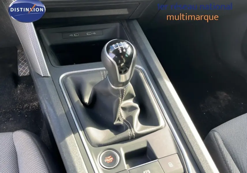 Vue rapprochée de la boîte manuelle noire et du levier de vitesses dans l’habitacle d’une SEAT LEON blanc neige.