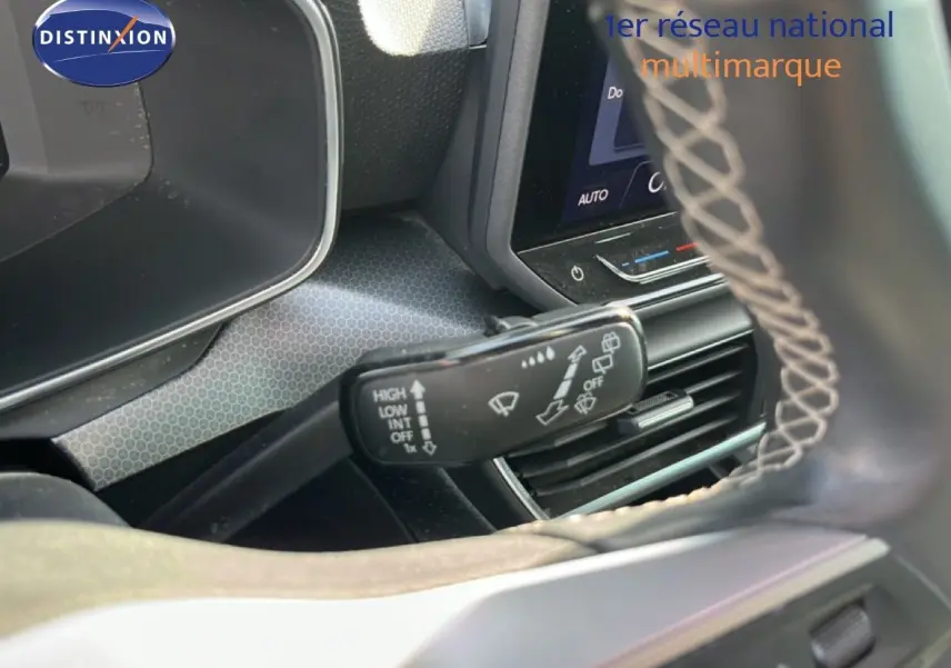 Détail du commodo d’essuie-glace côté gauche dans l’habitacle d’une SEAT LEON blanc neige 2025.