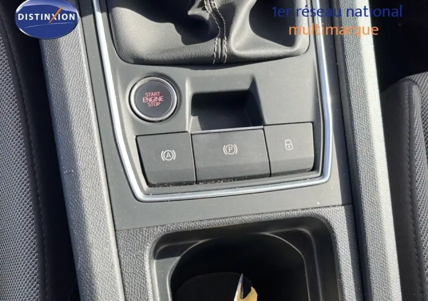 Gros plan sur la console centrale noire du SEAT LEON 2.0TDI 115CH STYLE XL avec bouton Start Engine Stop et levier de vitesse manuel.