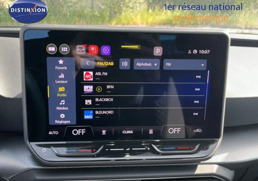 Écran tactile central de la SEAT LEON 2025 affichant les options radio FM/DAB dans un intérieur moderne.