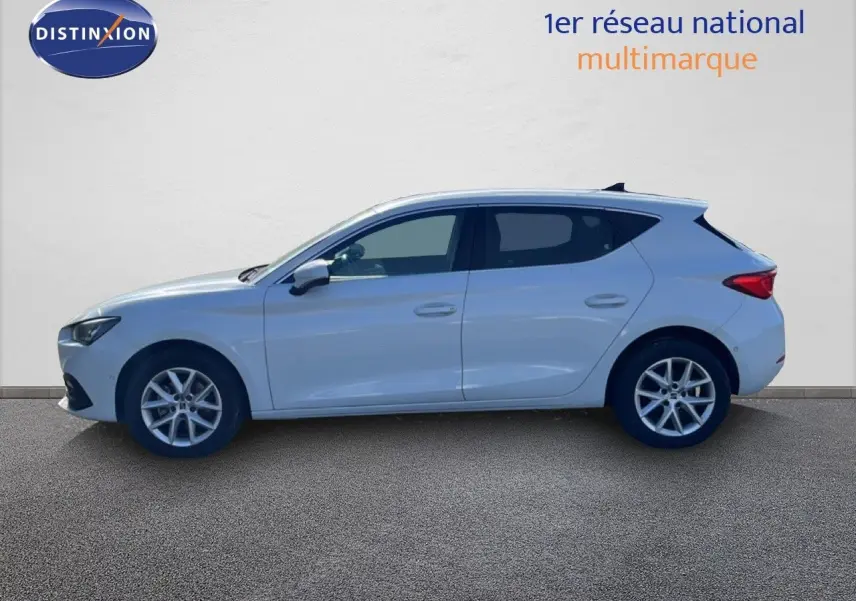 Vue latérale droite d'une SEAT Leon 2025 blanc neige, version 2.0TDI 115CH STYLE XL, avec jantes alliage et lignes épurées.