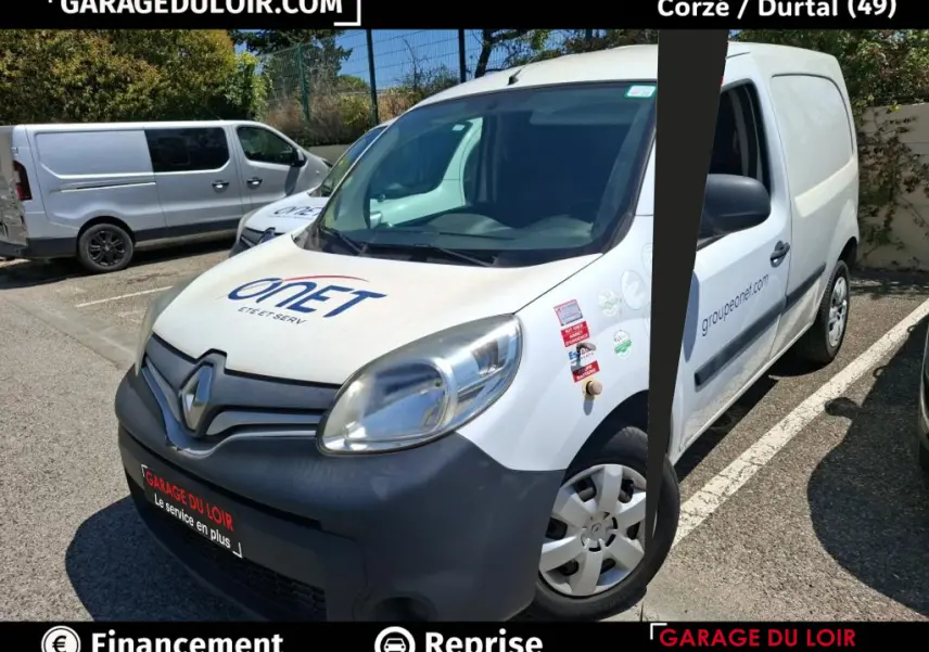 Renault Kangoo Extra R-Link dCi 90 blanc, vue 3/4 avant droit, avec logo ONET et stickers sur l'aile avant.