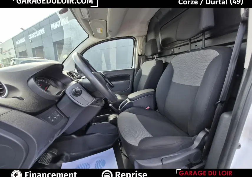 Vue intérieure côté conducteur du Renault Kangoo Extra R-Link 2019, sièges tissu gris et noir, tableau de bord visible.