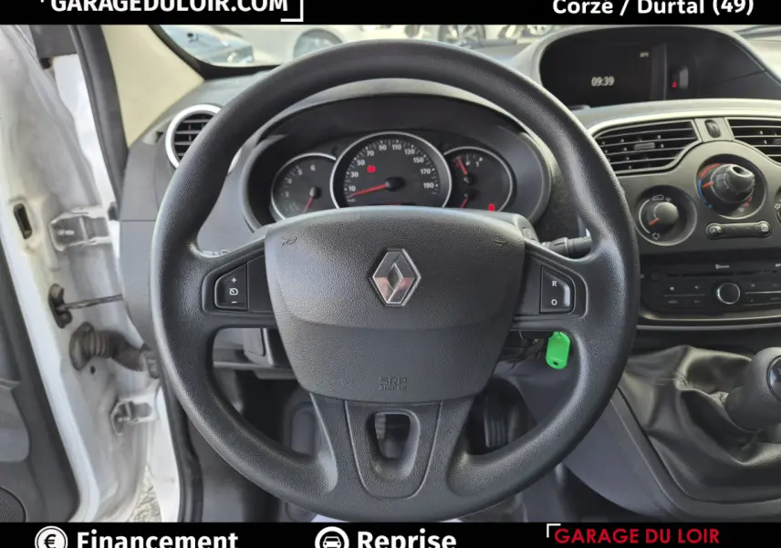 Vue intérieure centrée sur le volant noir Renault Kangoo 2019 avec tableau de bord et commandes manuelles visibles.