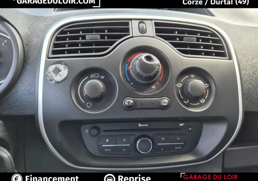Tableau de bord central du Renault Kangoo Extra R-Link 2019, vue frontale sur les commandes de climatisation et audio.