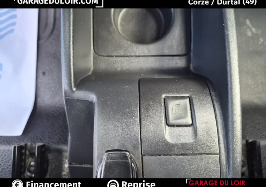 Gros plan sur le bouton Eco dans la console centrale noire du Renault Kangoo Extra R-Link dCi 90 2019.