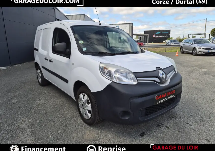 Renault Kangoo blanc en 3/4 avant droit avec pare-chocs noir mat et jantes acier sur parking extérieur.