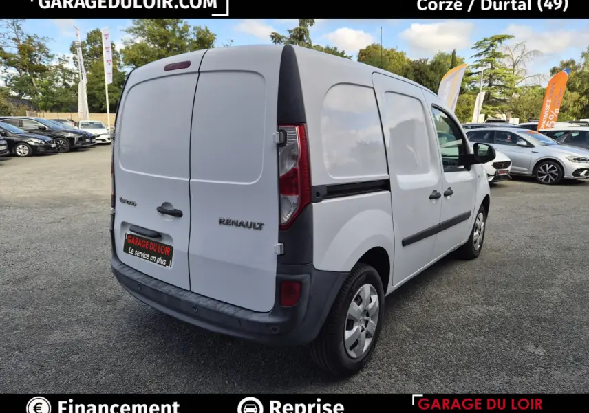 Vue 3/4 arrière droite d’un Renault Kangoo blanc utilitaire avec portes arrière pleines, stationné en extérieur.