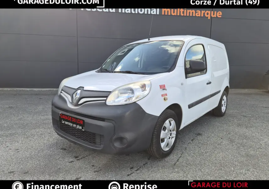 Renault Kangoo Extra R-Link dCi 90 blanc, vue 3/4 avant droit avec pare-chocs noir et jantes acier.