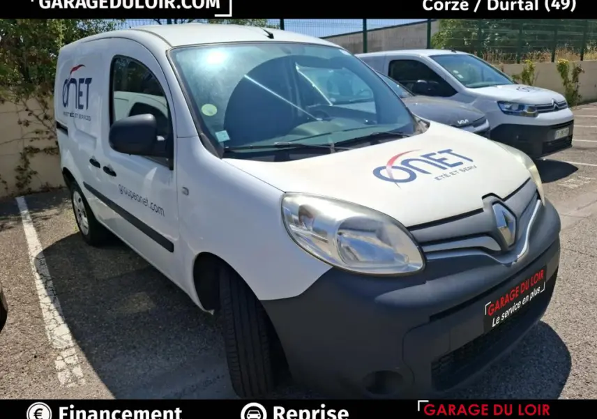 Renault Kangoo blanc en 3/4 avant droit, avec logo et marquage commercial sur la carrosserie.
