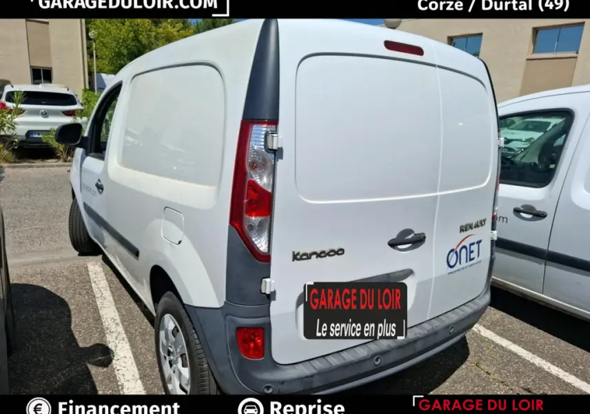 Vue 3/4 arrière droite d’un Renault Kangoo blanc utilitaire avec logo ONET et pare-chocs noirs en plastique.