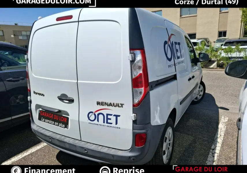 Vue 3/4 arrière droite du Renault Kangoo blanc avec logo ONET sur la porte latérale et arrière.