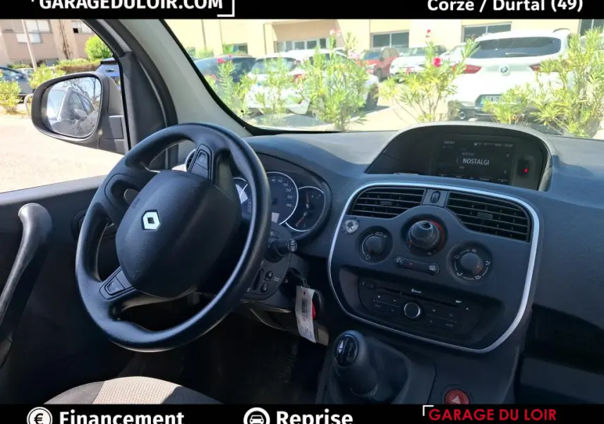 Vue intérieure côté conducteur du tableau de bord noir du Renault Kangoo Extra R-Link 2019 avec volant et console centrale.