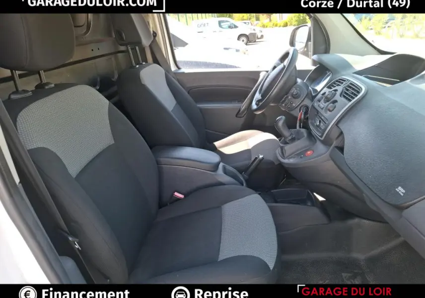 Vue intérieure côté droit du Renault Kangoo Extra R-Link 2019, sièges tissu gris et noir, tableau de bord noir.