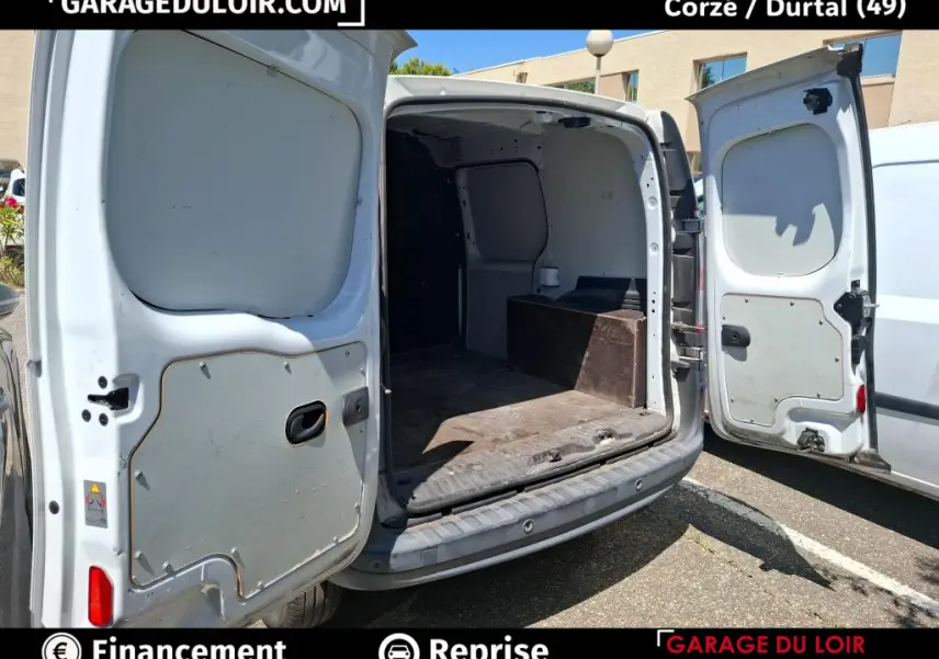 Vue arrière du Renault Kangoo Extra R-Link dCi 90 blanc avec portes arrière ouvertes montrant l’espace de chargement vide.