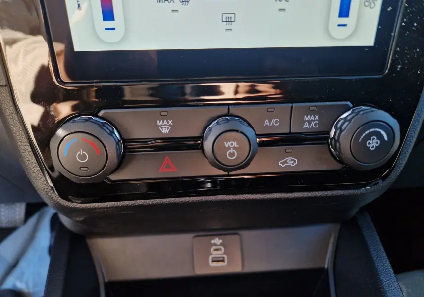 Gros plan sur la console centrale du Ford Ranger Super Cabine 2026, avec commandes climatisation et boutons noirs brillants.