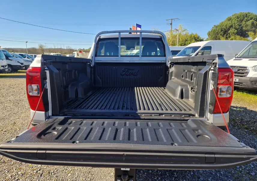 Vue arrière ouverte du Ford Ranger Super Cabine gris Iconic 2026, mettant en valeur la benne spacieuse avec protection antidérapante.