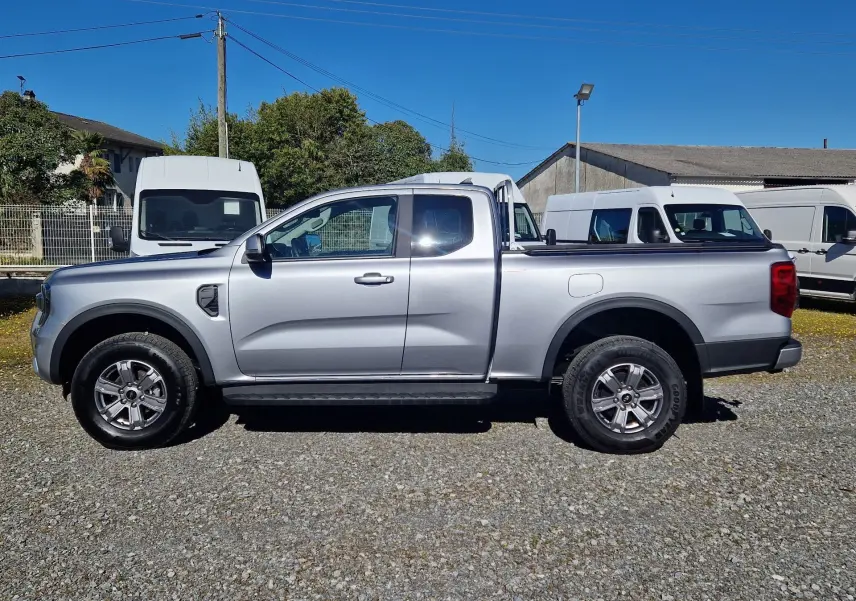 Vue de profil côté gauche du Ford Ranger Super Cabine gris iconic 2026 avec benne et jantes alliage 17 pouces.