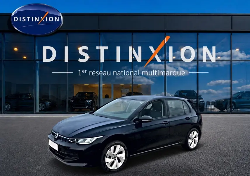 Volkswagen Golf 1.5 ETSI evo2 noire vue 3/4 avant, stationnée devant une vitrine avec logo Distinxion.