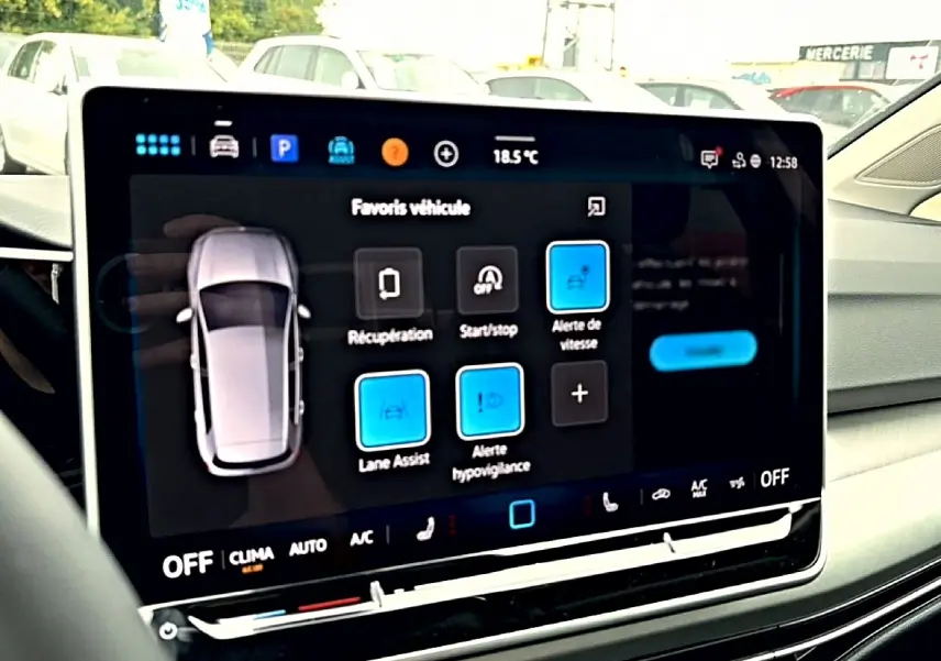 Écran tactile central de la Volkswagen Golf noire 2026 montrant les options d'assistance à la conduite.