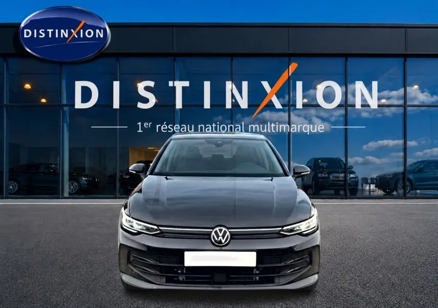 Volkswagen Golf 1.5 ETSI Evo2 noire vue de face, avec phares LED et calandre épurée devant showroom Distinxion.