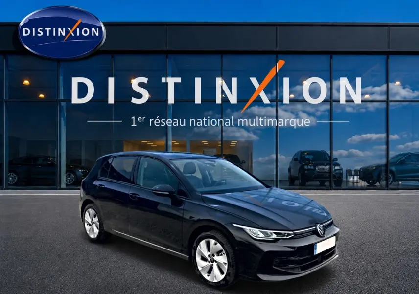 Volkswagen Golf 1.5 ETSI Evo2 noire vue 3/4 avant avec jantes alu 17 pouces devant un showroom Distinxion.