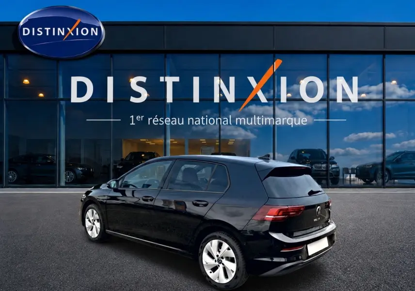 Volkswagen Golf 1.5 ETSI Evo2 noire vue 3/4 arrière droit devant une vitrine Distinxion.
