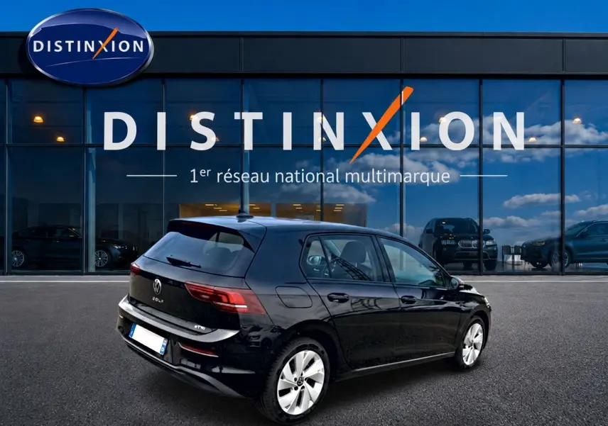 Volkswagen Golf 1.5 ETSI evo2 noire vue 3/4 arrière droit devant showroom Distinxion.
